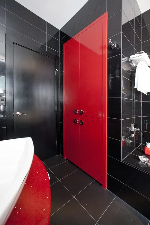 Red lacquer bath, detail 3